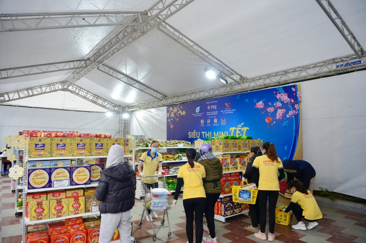 Có một 'Siêu thị mini Tết 0 đồng' ấm áp như thế giữa lòng phố cảng Hải Phòng - 1