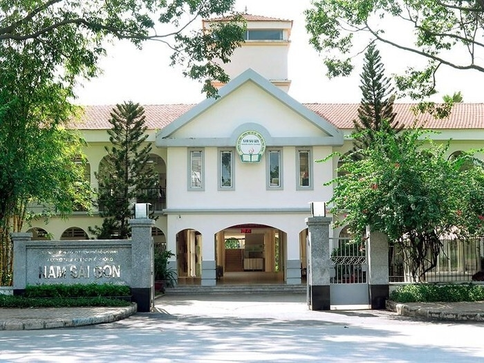 Hiệu trưởng là F0 vẫn đến trường: Trường nhận khuyết điểm vì báo cáo sai? - 1