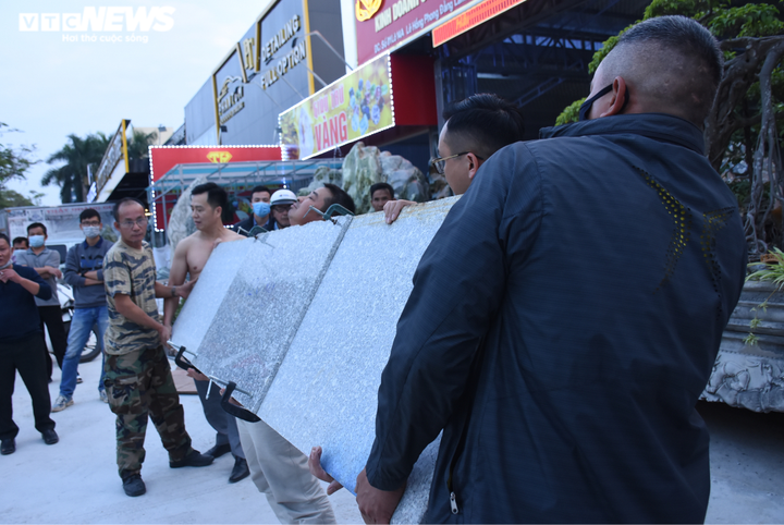 Ảnh: Cận cảnh 'người nam châm' ở Hải Phòng dính hút phiến đá 140kg - 5