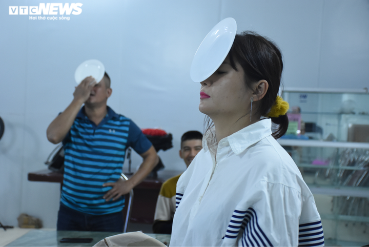 Ảnh: Cận cảnh 'người nam châm' ở Hải Phòng dính hút phiến đá 140kg - 8