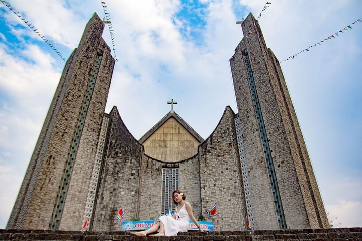 Không chỉ thơ mộng, ở Huế còn có 1 nhà thờ đậm chất phương Tây cổ điển độc đáo - 3