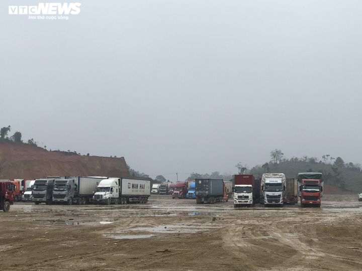 Xe hàng tắc tại cửa khẩu Lạng Sơn: Hàng trăm tài xế vạ vật, không thể về ăn Tết - 1