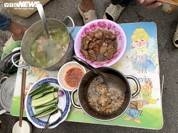 Xe hàng tắc tại cửa khẩu Lạng Sơn: Hàng trăm tài xế vạ vật, không thể về ăn Tết - 9