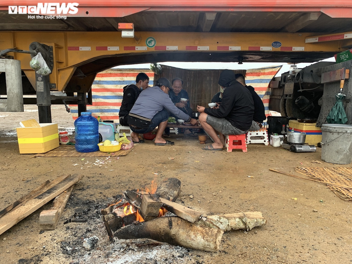Xe hàng tắc tại cửa khẩu Lạng Sơn: Hàng trăm tài xế vạ vật, không thể về ăn Tết - 4