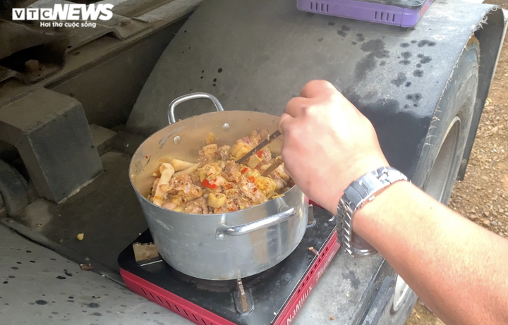 Xe hàng tắc tại cửa khẩu Lạng Sơn: Hàng trăm tài xế vạ vật, không thể về ăn Tết - 15