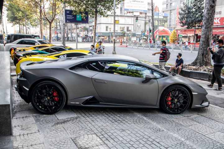 Cận cảnh Lamborghini Huracan EVO đầu tiên về Việt Nam - 13