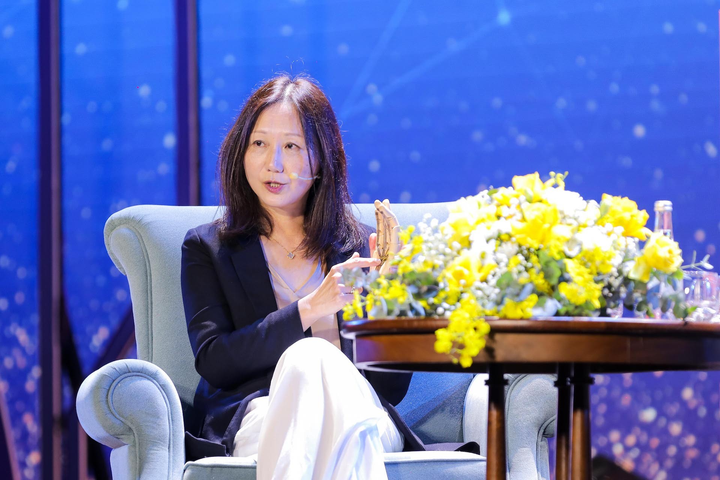 Câu chuyện cảm động giữa cô bé không tay và chủ nhân giải đặc biệt VinFuture - 2