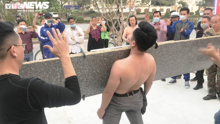 Ảnh: Cận cảnh 'người nam châm' ở Hải Phòng dính hút phiến đá 140kg - 2