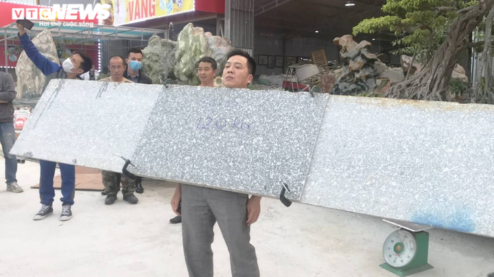 Ảnh: Cận cảnh 'người nam châm' ở Hải Phòng dính hút phiến đá 140kg - 4