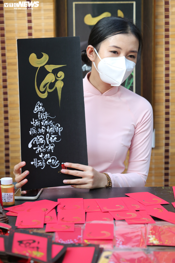 Những 'bà đồ' tuổi đôi mươi cho chữ tại phố ông đồ TP.HCM - 4