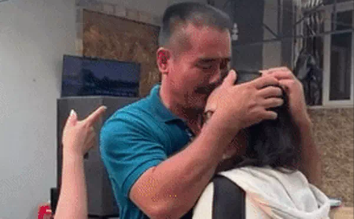 Nữ sinh bất ngờ về nhà không báo trước, hành động của bố làm ai nấy rưng rưng - 2