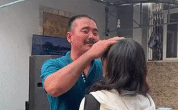 Nữ sinh bất ngờ về nhà không báo trước, hành động của bố làm ai nấy rưng rưng - 1