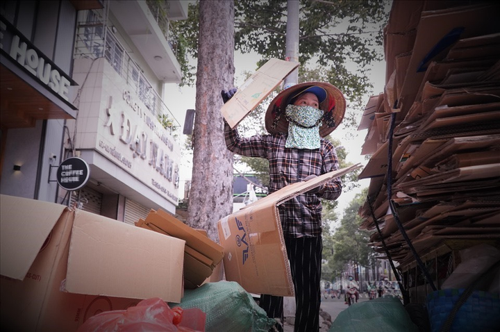 'Ngày Tết tôi chỉ muốn về quê, rồi tặng cháu nội bộ quần áo mới' - 1