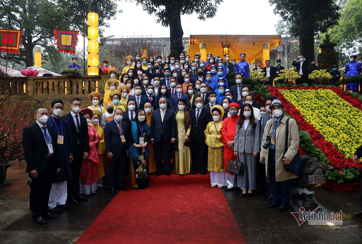 Chủ tịch nước cùng kiều bào thả cá tiễn ông Táo, dâng hương ở Điện Kinh Thiên - 5