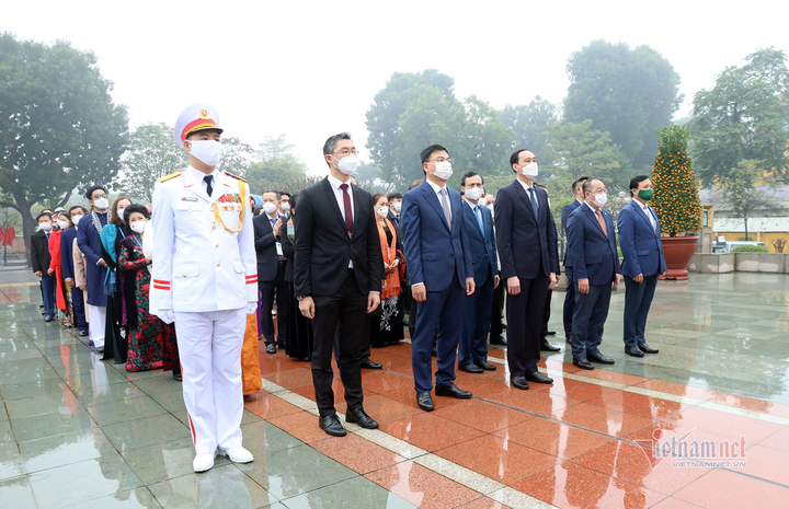 Chủ tịch nước cùng kiều bào thả cá tiễn ông Táo, dâng hương ở Điện Kinh Thiên - 8