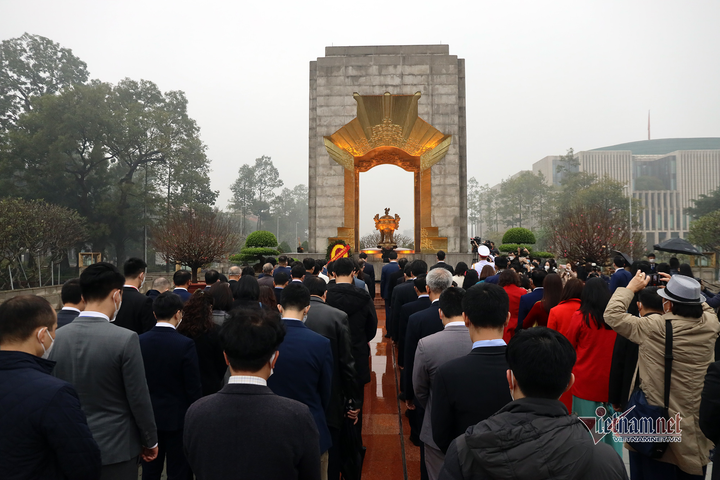 Chủ tịch nước cùng kiều bào thả cá tiễn ông Táo, dâng hương ở Điện Kinh Thiên - 9