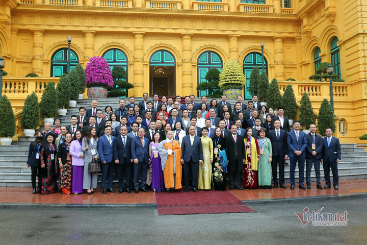 Chủ tịch nước cùng kiều bào thả cá tiễn ông Táo, dâng hương ở Điện Kinh Thiên - 10