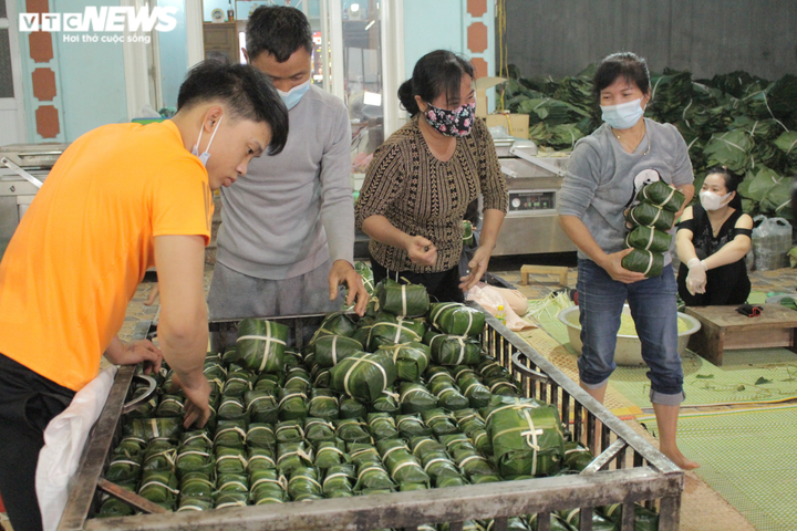 Gom 7 tạ thịt lợn, 2 tấn gạo nếp mỗi ngày để gói bánh chưng bán Tết - 10