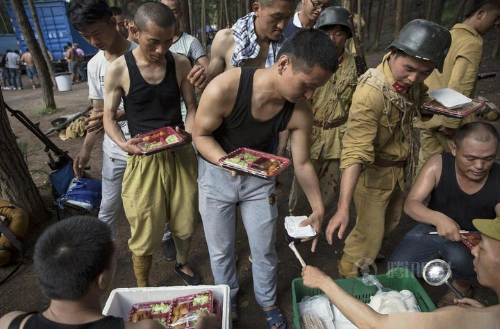 Cảnh vác đơn kiện trong vô vọng của diễn viên quần chúng Trung Quốc - 3