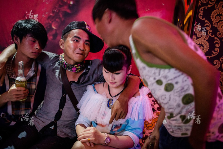 Cảnh vác đơn kiện trong vô vọng của diễn viên quần chúng Trung Quốc - 6