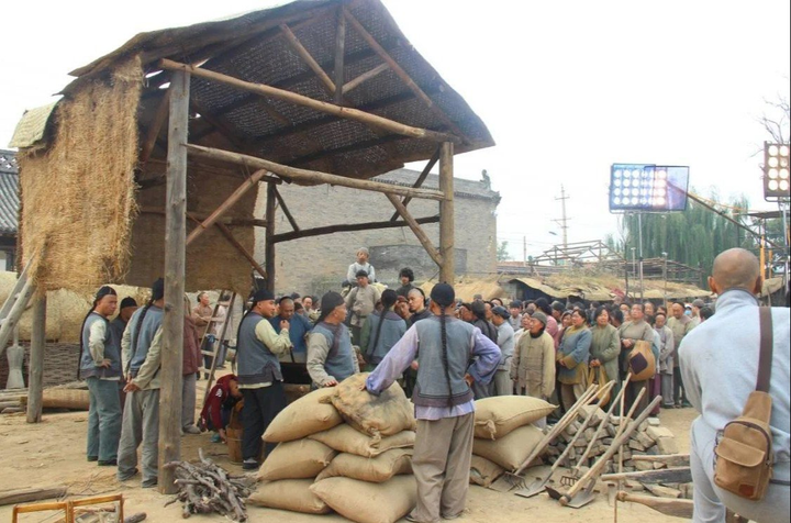 Cảnh vác đơn kiện trong vô vọng của diễn viên quần chúng Trung Quốc - 4