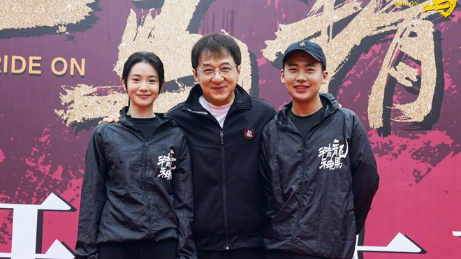 Cảnh vác đơn kiện trong vô vọng của diễn viên quần chúng Trung Quốc - 2