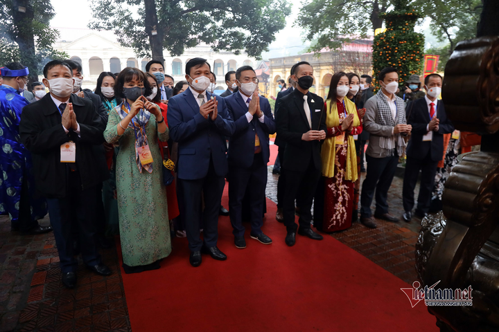 Chủ tịch nước cùng kiều bào thả cá tiễn ông Táo, dâng hương ở Điện Kinh Thiên - 4