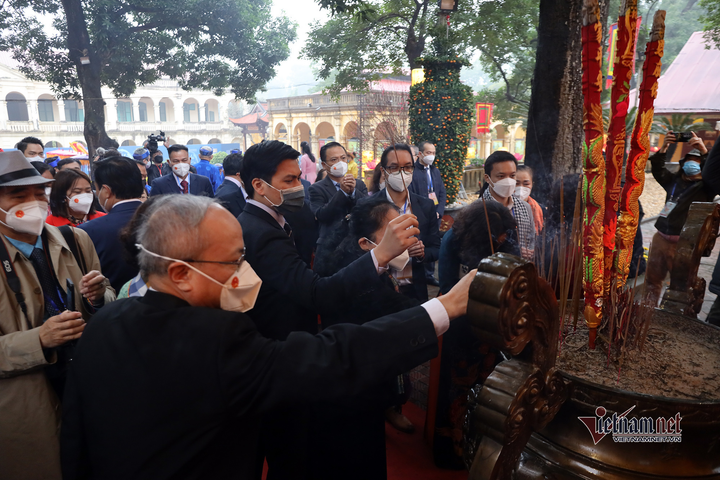 Chủ tịch nước cùng kiều bào thả cá tiễn ông Táo, dâng hương ở Điện Kinh Thiên - 3