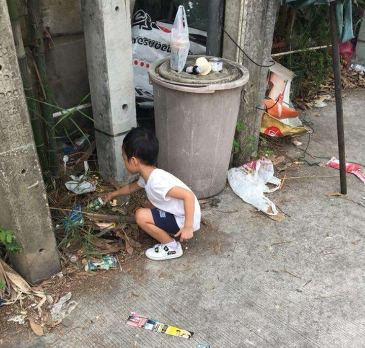 Không chịu học, cậu bé được bố mẹ chiều ý cho đi nhặt rác kiếm tiền và cái kết - 1