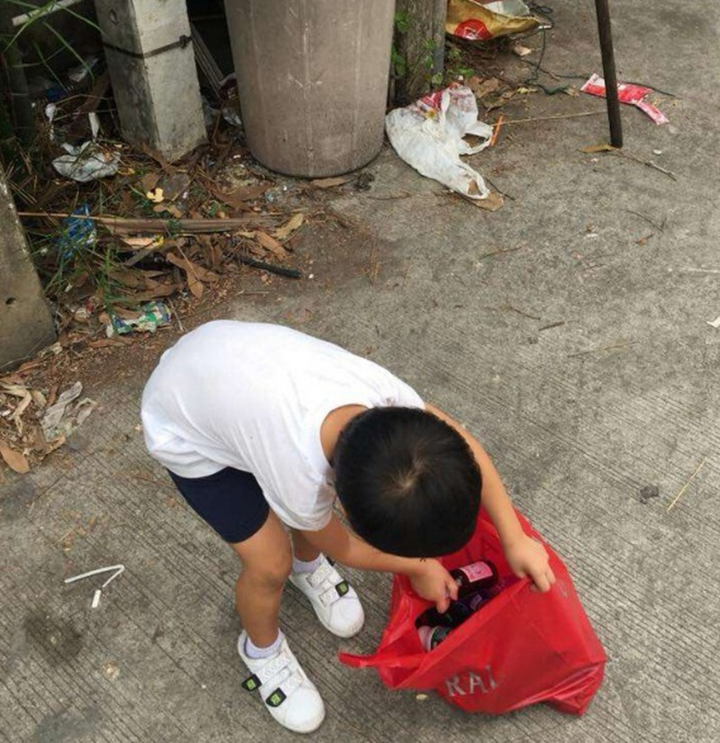 Không chịu học, cậu bé được bố mẹ chiều ý cho đi nhặt rác kiếm tiền và cái kết - 2