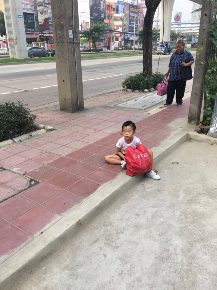 Không chịu học, cậu bé được bố mẹ chiều ý cho đi nhặt rác kiếm tiền và cái kết - 4