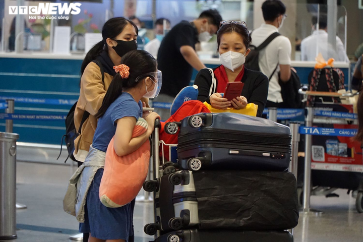 Ảnh: Người dân ùn ùn rời TP.HCM về quê ăn Tết, sân bay Tân Sơn Nhất đông nghịt - 4