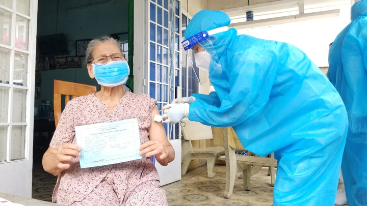 Người cao tuổi cần lưu ý gì trước và sau khi tiêm vaccine COVID-19? - 1