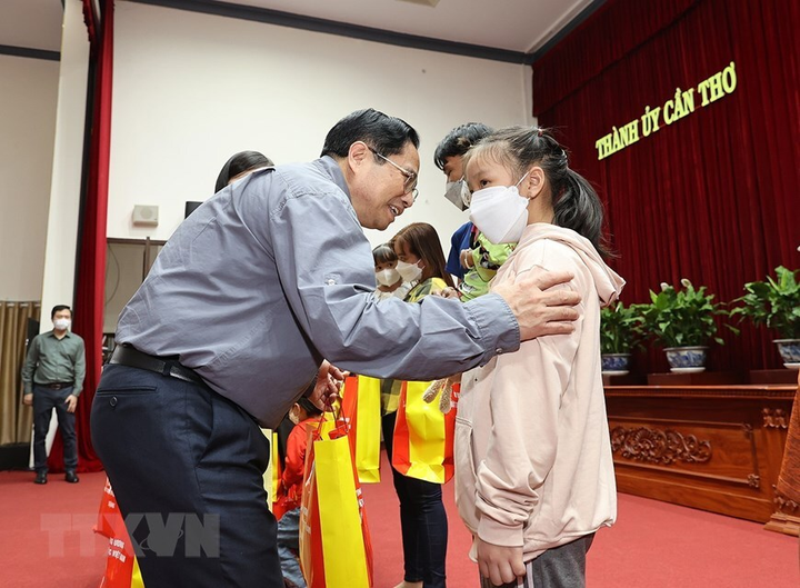 Thủ tướng chúc Tết người có hoàn cảnh khó khăn tại TP Cần Thơ - 12