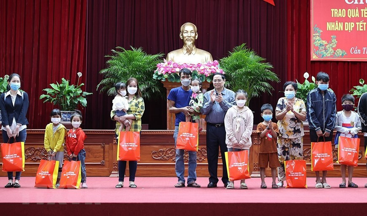 Thủ tướng chúc Tết người có hoàn cảnh khó khăn tại TP Cần Thơ - 9