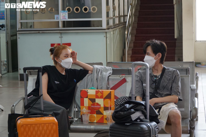 TP.HCM: Người dân đổ về quê ăn Tết, Bến xe miền Đông nhộn nhịp trở lại - 8