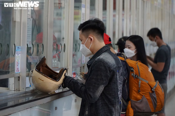 TP.HCM: Người dân đổ về quê ăn Tết, Bến xe miền Đông nhộn nhịp trở lại - 5