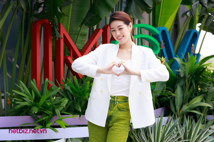 Khánh Vân hộ tống ba mẹ tham gia 'Tình trăm năm', bật khóc ở hậu trường - 12