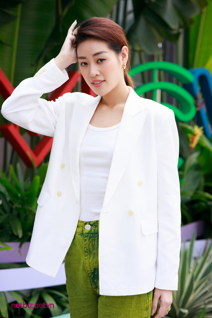 Khánh Vân hộ tống ba mẹ tham gia 'Tình trăm năm', bật khóc ở hậu trường - 7