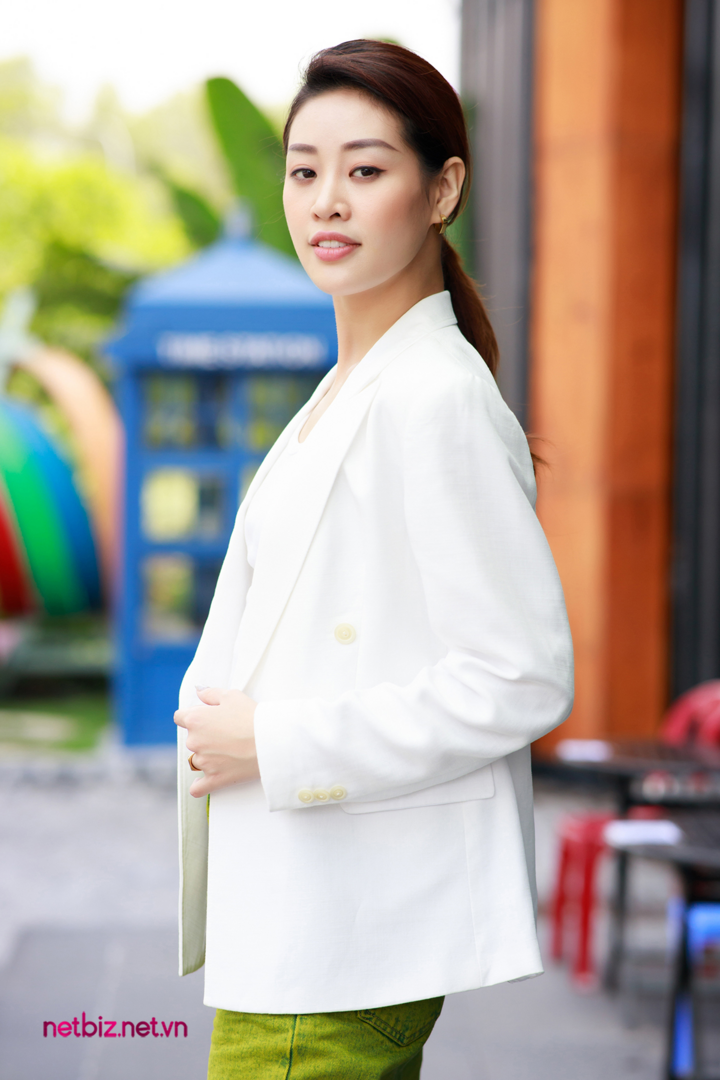 Khánh Vân hộ tống ba mẹ tham gia 'Tình trăm năm', bật khóc ở hậu trường - 5