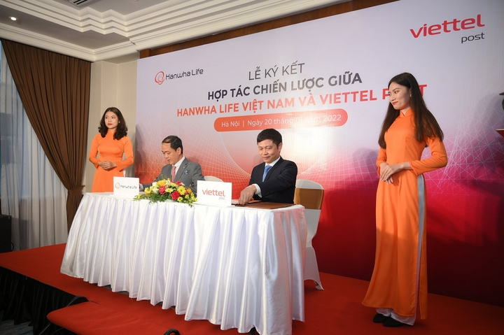 Hanwha Life Việt Nam và Viettel Post ký thỏa thuận hợp tác phân phối bảo hiểm - 1