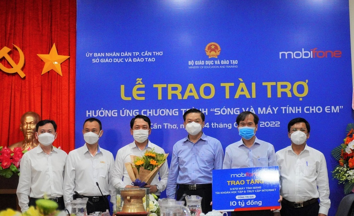 Thêm hơn 4000 học sinh nhận máy tính bảng và tài khoản MobiEdu - 1