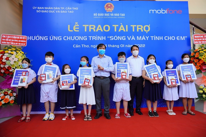 Thêm hơn 4000 học sinh nhận máy tính bảng và tài khoản MobiEdu - 2