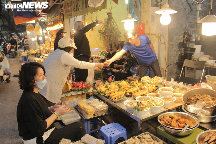 Đồ cúng ông Công, ông Táo: Hàng truyền thống ế ẩm, thạch hình cá ‘lên ngôi’ - 1