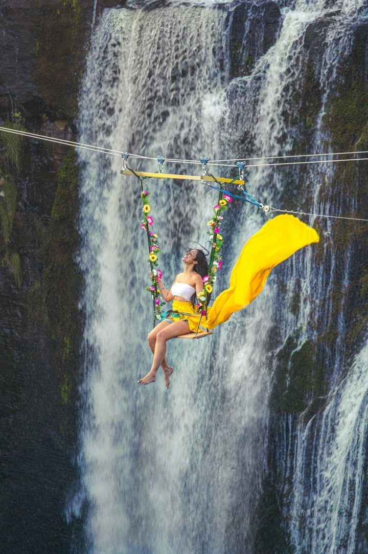 Thót tim trải nghiệm nằm võng, ăn trưa lơ lửng giữa ngọn thác kỳ vĩ - 4