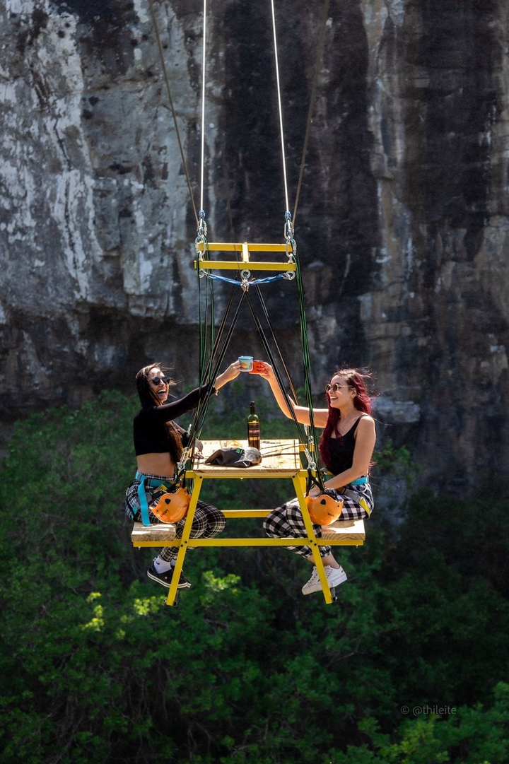 Thót tim trải nghiệm nằm võng, ăn trưa lơ lửng giữa ngọn thác kỳ vĩ - 6