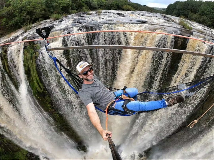 Thót tim trải nghiệm nằm võng, ăn trưa lơ lửng giữa ngọn thác kỳ vĩ - 7