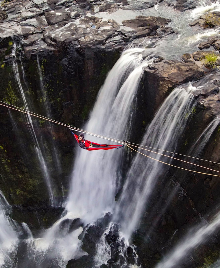 Thót tim trải nghiệm nằm võng, ăn trưa lơ lửng giữa ngọn thác kỳ vĩ - 11