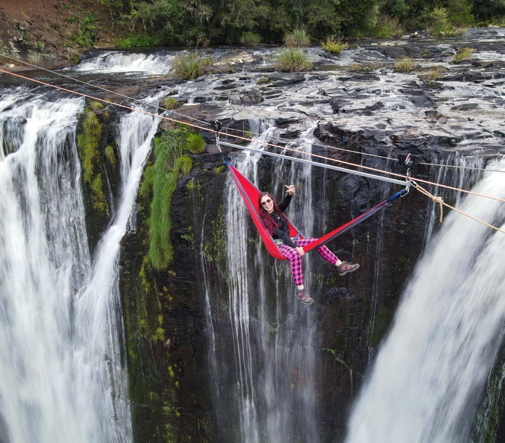 Thót tim trải nghiệm nằm võng, ăn trưa lơ lửng giữa ngọn thác kỳ vĩ - 3