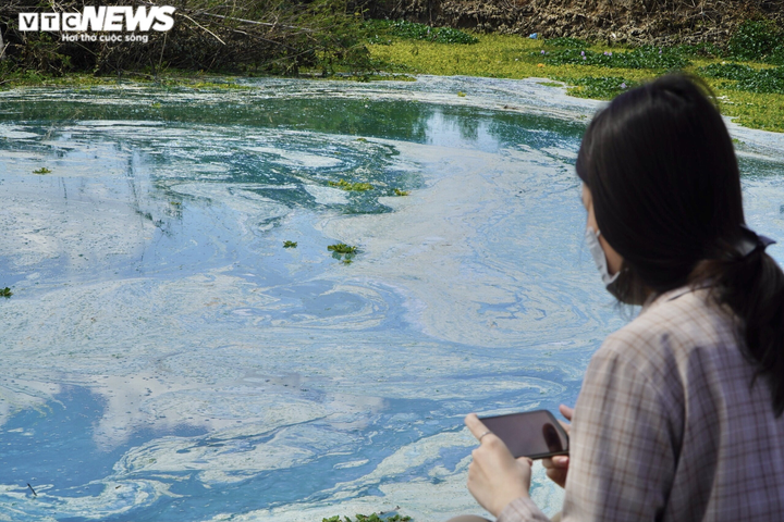 Ảnh: Người dân khốn khổ sống cạnh hồ thủy điện nổi váng, bốc mùi hôi ở Kon Tum - 4